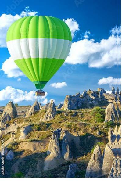 Постер Зелёный воздушный шар над горами с типом исполнения На холсте без рамы