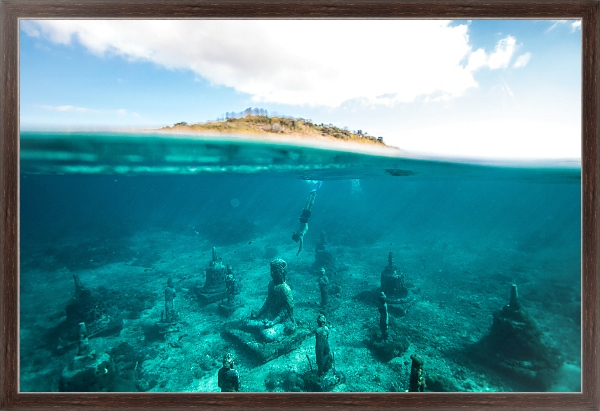 Постер Подводные статуи, остров Лембонган, Индонезия с типом исполнения На холсте в раме в багетной раме 221-02