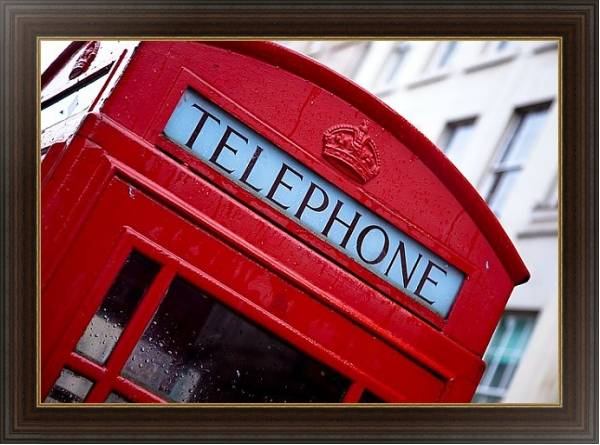 Постер Красная телефонная будка под дождем с типом исполнения На холсте в раме в багетной раме 1.023.151