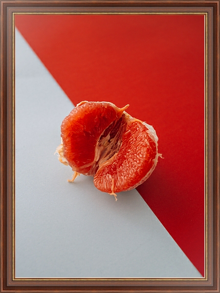 Постер Очищенный грейпфрут на красно-белом с типом исполнения На холсте в раме в багетной раме 35-M719P-83
