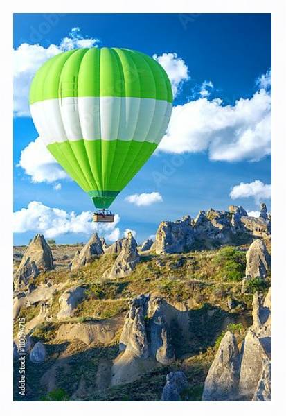 Постер Зелёный воздушный шар над горами с типом исполнения На холсте в раме в багетной раме 221-03