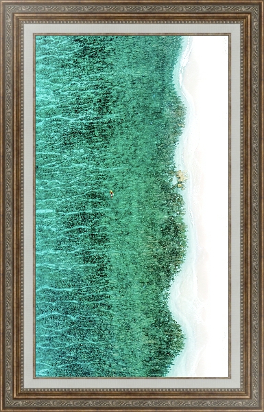 Постер Одинокий серфер на пустынном белом пляже с типом исполнения На холсте в раме в багетной раме 595.M52.330