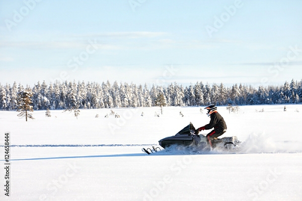 Постер Человек на спортивном снегоходе в финской Лапландии в солнечный день с типом исполнения На холсте без рамы