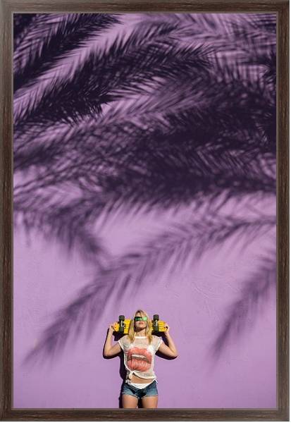 Постер Девушка со скейтбордом в тени пальмовых листьев с типом исполнения На холсте в раме в багетной раме 221-02