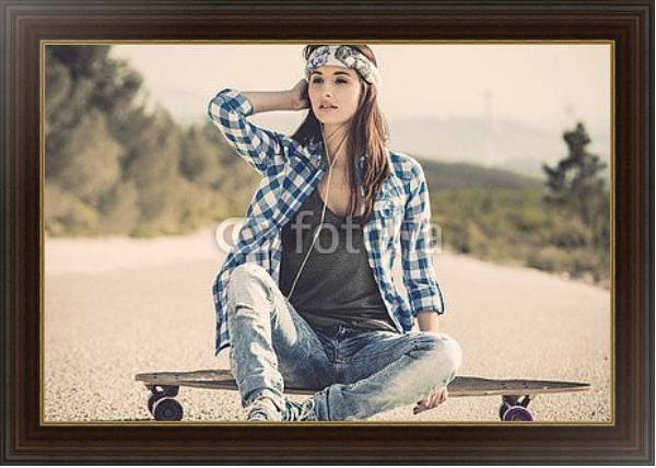 Постер Скейтбордистка на шоссе с типом исполнения На холсте в раме в багетной раме 1.023.151