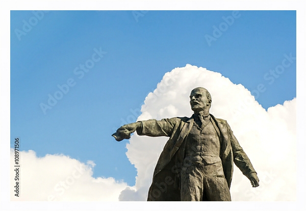 Постер Памятник Ленину с типом исполнения На холсте в раме в багетной раме 221-03