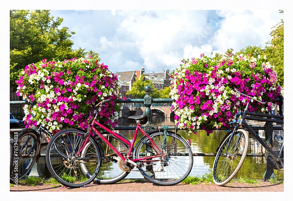 Постер Голландия, Амстердам. Цветы и велосипеды у канала с типом исполнения На холсте в раме в багетной раме 221-03