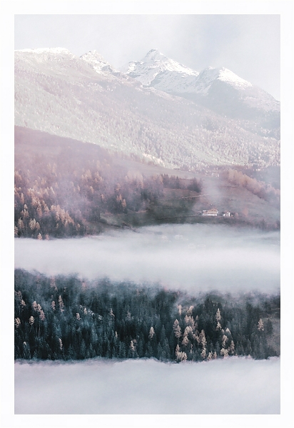 Постер Туманные горы в Альпах, Италия с типом исполнения На холсте в раме в багетной раме 221-03