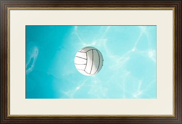 Постер Белый мяч для водного поло, плавающий в бассейне  с типом исполнения Под стеклом в багетной раме 1.023.036