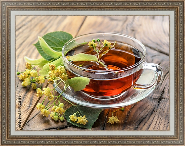 Постер Чашка липового чая и липовые цветы на деревянном столе с типом исполнения На холсте в раме в багетной раме 595.M52.330