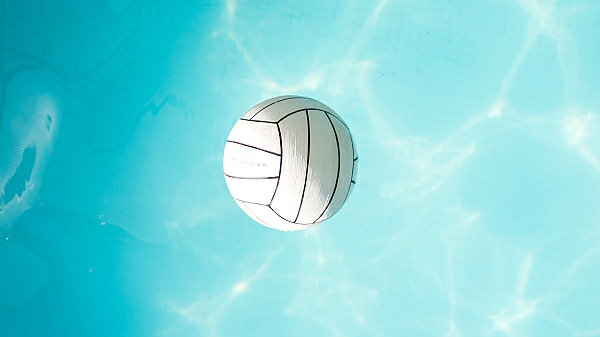 Постер Белый мяч для водного поло, плавающий в бассейне  с типом исполнения На холсте без рамы