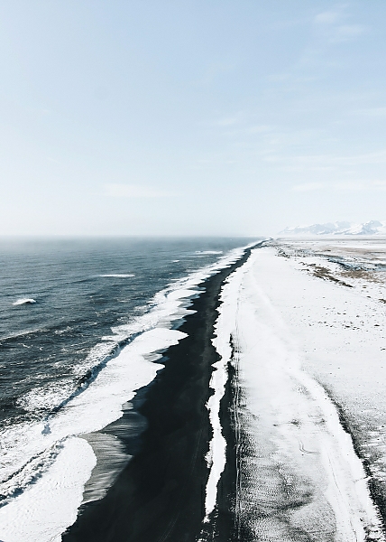 Постер Ледяная волна, набегающая на черный берег с типом исполнения На холсте без рамы