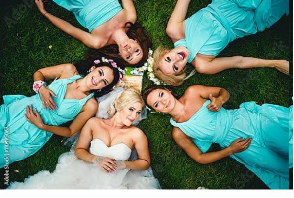 Постер Невеста с подружками на траве с типом исполнения На холсте без рамы