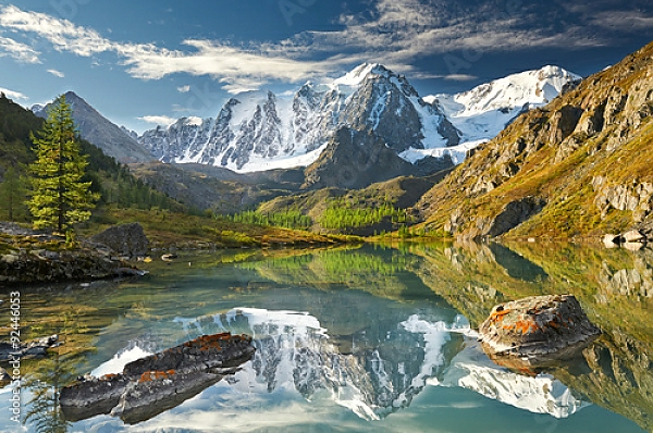 Постер Россия, Алтай. Снежные пики и горное озеро с типом исполнения На холсте без рамы