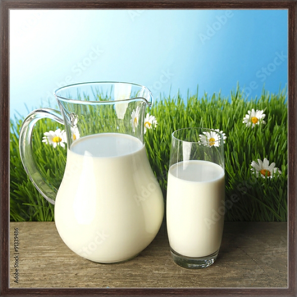 Постер Стакан и графин молока на цветочном лугу с типом исполнения На холсте в раме в багетной раме 221-02