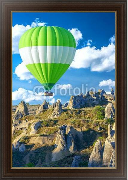 Постер Зелёный воздушный шар над горами с типом исполнения На холсте в раме в багетной раме 1.023.151