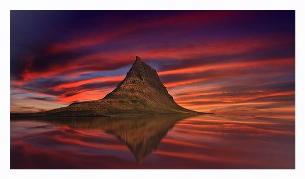 Постер Исландия, алый закат над скалистым островом с типом исполнения На холсте в раме в багетной раме 221-03