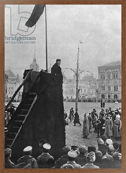 Постер Lenin, Red Square, Moscow, 1918 с типом исполнения На холсте в раме в багетной раме 1727.4310
