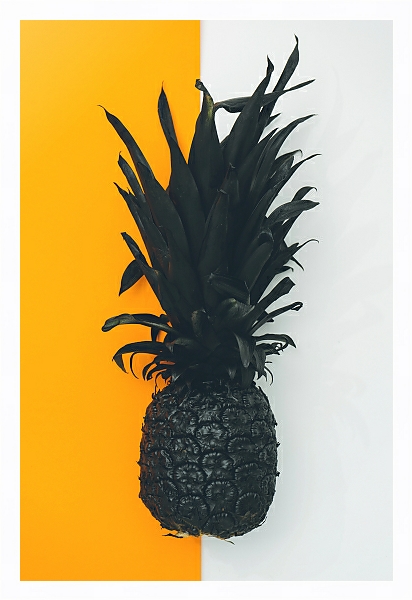 Постер Черный ананас на бело-желтом фоне с типом исполнения На холсте в раме в багетной раме 221-03