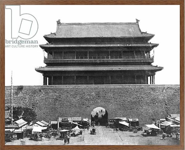 Постер Entrance to the inner wall, Peking, China, c.1900 с типом исполнения На холсте в раме в багетной раме 1727.4310