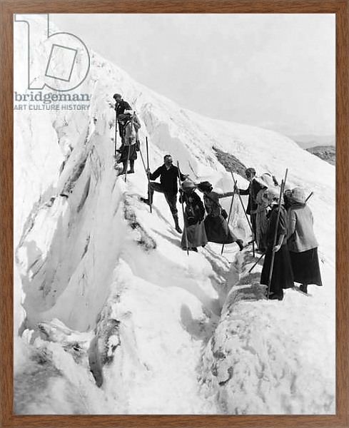 Постер Climbing Paradise Glacier, Rainier National Park, Washington, c.1915 с типом исполнения На холсте в раме в багетной раме 1727.4310
