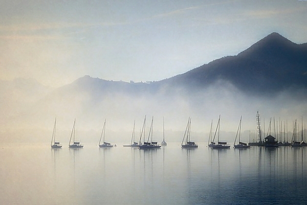Постер Лодки на туманном озере с типом исполнения На холсте без рамы