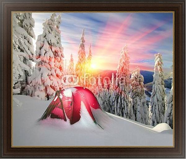 Постер Палатка в заснеженном лесу с типом исполнения На холсте в раме в багетной раме 1.023.151