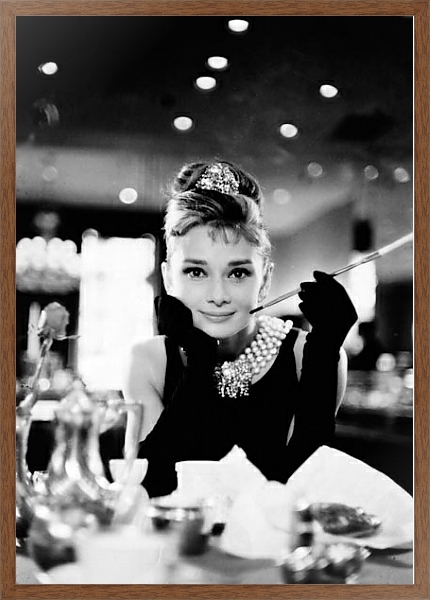 Постер История в черно-белых фото, Одри Хепберн с типом исполнения На холсте в раме в багетной раме 1727.4310