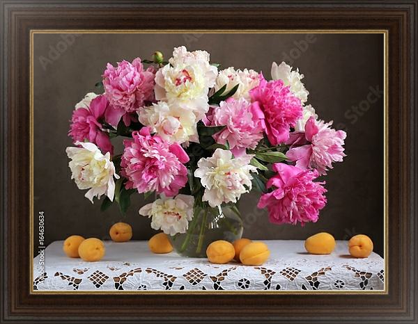 Постер Цветы в вазе и абрикосы на столе с типом исполнения На холсте в раме в багетной раме 1.023.151