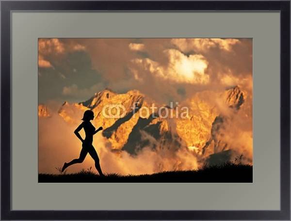 Постер Силуэт бегущего человека на фоне гор с типом исполнения Под стеклом в багетной раме 221-01