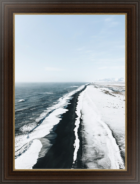 Постер Ледяная волна, набегающая на черный берег с типом исполнения На холсте в раме в багетной раме 1.023.151