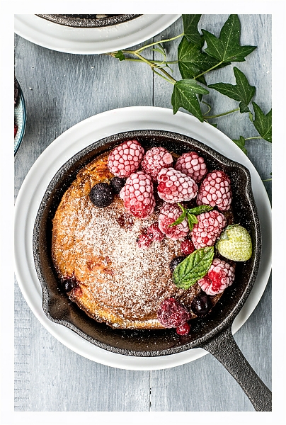 Постер Пирог с ягодами на сковороде с типом исполнения На холсте в раме в багетной раме 221-03