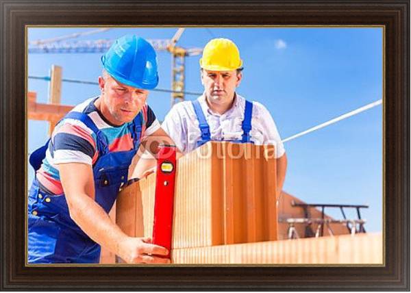 Постер Рабочие на строительстве кирпичного здания с типом исполнения На холсте в раме в багетной раме 1.023.151