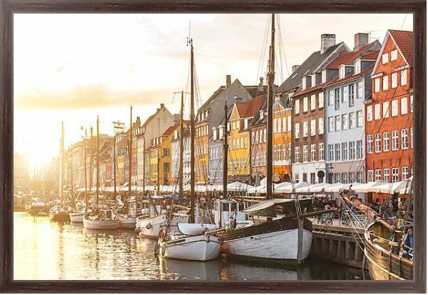 Постер Дания, Копенгаген. Ряды домов и лодок на закате с типом исполнения На холсте в раме в багетной раме 221-02