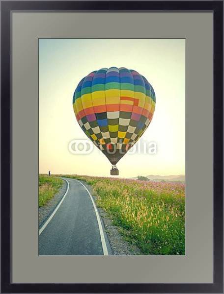 Постер Воздушный шар у дороги с типом исполнения Под стеклом в багетной раме 221-01