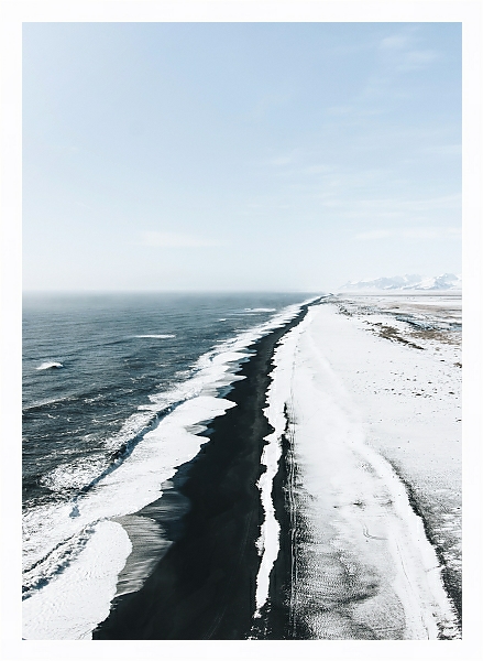 Постер Ледяная волна, набегающая на черный берег с типом исполнения На холсте в раме в багетной раме 221-03