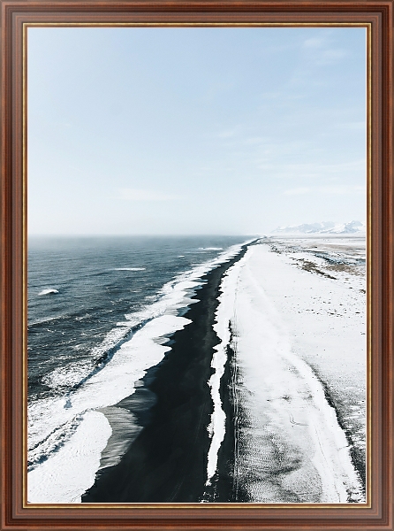 Постер Ледяная волна, набегающая на черный берег с типом исполнения На холсте в раме в багетной раме 35-M719P-83