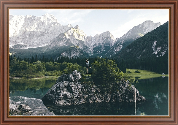 Постер Йога посреди горного озера с типом исполнения На холсте в раме в багетной раме 35-M719P-83