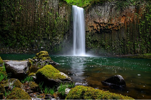 Постер Живописный водопад, обросший мхом с типом исполнения На холсте без рамы