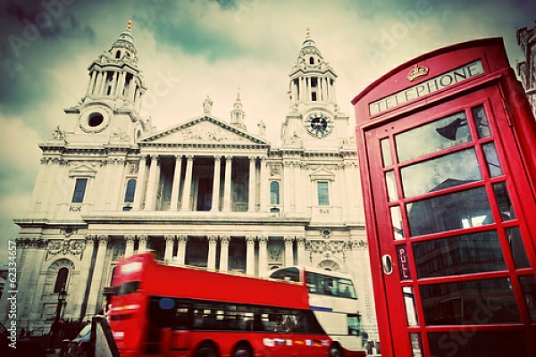 Постер Англия, Лондон. Красный автобус и телефонная будка перед Собором Святого Павла с типом исполнения На холсте без рамы