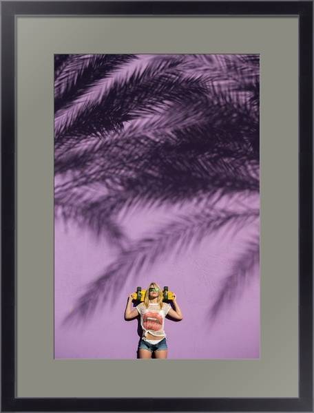 Постер Девушка со скейтбордом в тени пальмовых листьев с типом исполнения Под стеклом в багетной раме 221-01