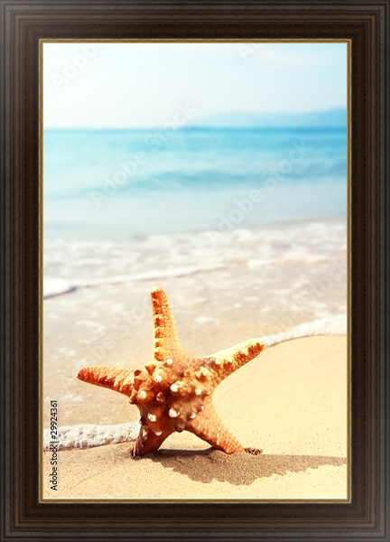 Постер Морская звезда на морском пляже с типом исполнения На холсте в раме в багетной раме 1.023.151