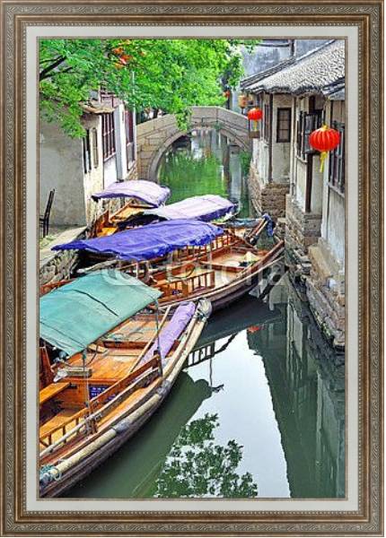 Постер Чжоучжуан, Туристический катер в деревенском канале с типом исполнения На холсте в раме в багетной раме 595.M52.330