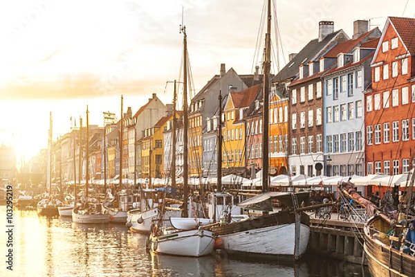 Постер Дания, Копенгаген. Ряды домов и лодок на закате с типом исполнения На холсте без рамы
