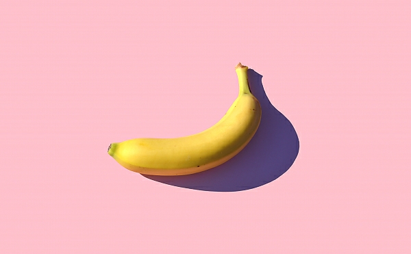 Постер Желтый банан на розовом фоне с типом исполнения На холсте без рамы