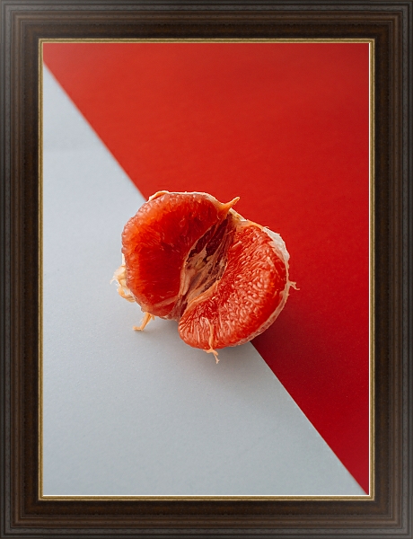 Постер Очищенный грейпфрут на красно-белом с типом исполнения На холсте в раме в багетной раме 595.M52.330