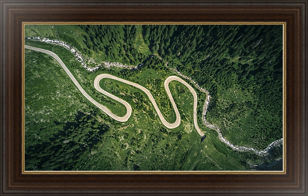 Постер Извилистая дорога среди лесов с типом исполнения На холсте в раме в багетной раме 1.023.151