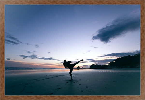 Постер Девушка, тренирующаяся на пляже с типом исполнения На холсте в раме в багетной раме 1727.4310