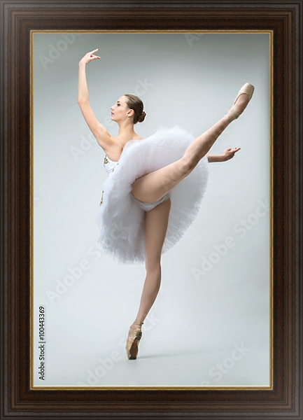 Постер Балерина в студии с типом исполнения На холсте в раме в багетной раме 1.023.151