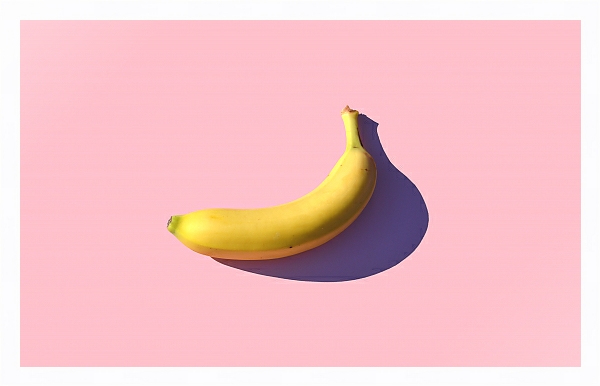Постер Желтый банан на розовом фоне с типом исполнения На холсте в раме в багетной раме 221-03